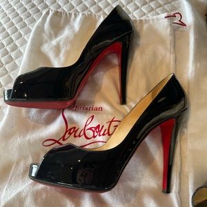 Newly resoled louboutin navy patent heels style “prive” includes shoe bag 40.5